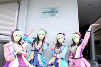 MASKED阿佐ヶ谷の前に立つ仮面女子メンバー。