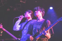 稲見喜彦（B, Vo, Syn）と木幡太郎（G, Vo, Syn）。（Photo by Hiroaki Kuwabara）