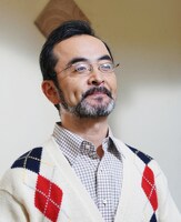 不動産屋を演じる古舘寛治。(c)テレビ東京