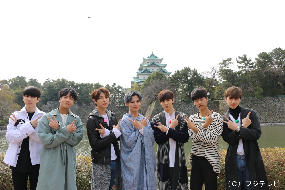 VIXXとカイ（中央）。