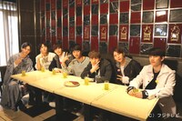 VIXXとカイ（左）。