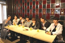 VIXXとカイ（左）。