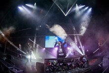 DIR EN GREYのライブの様子。（撮影：尾形隆夫）