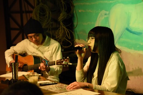 オガワコウイチとアコースティックライブを行う和田輪。