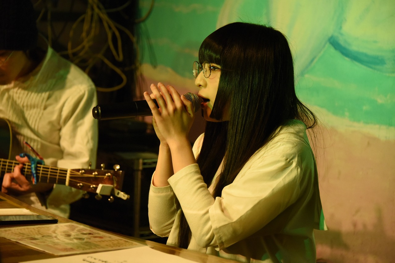 歌う和田輪。