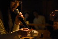 抽選券を受け取る和田輪。