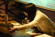 コラボ版「メガロックV」の現物を最前列のファンに見せる和田輪。