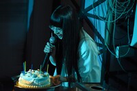 バースデーケーキのプレゼントに喜ぶ和田輪。