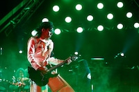 葵（G）（写真提供：Sony Music Records）