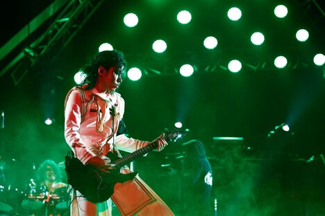 葵（G）（写真提供：Sony Music Records）