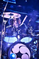 戒（Dr）（写真提供：Sony Music Records）