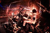 戒（Dr）（写真提供：Sony Music Records）