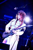 麗（G）（写真提供：Sony Music Records）