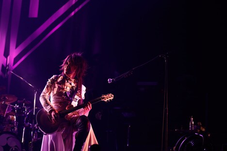 麗（G）（写真提供：Sony Music Records）