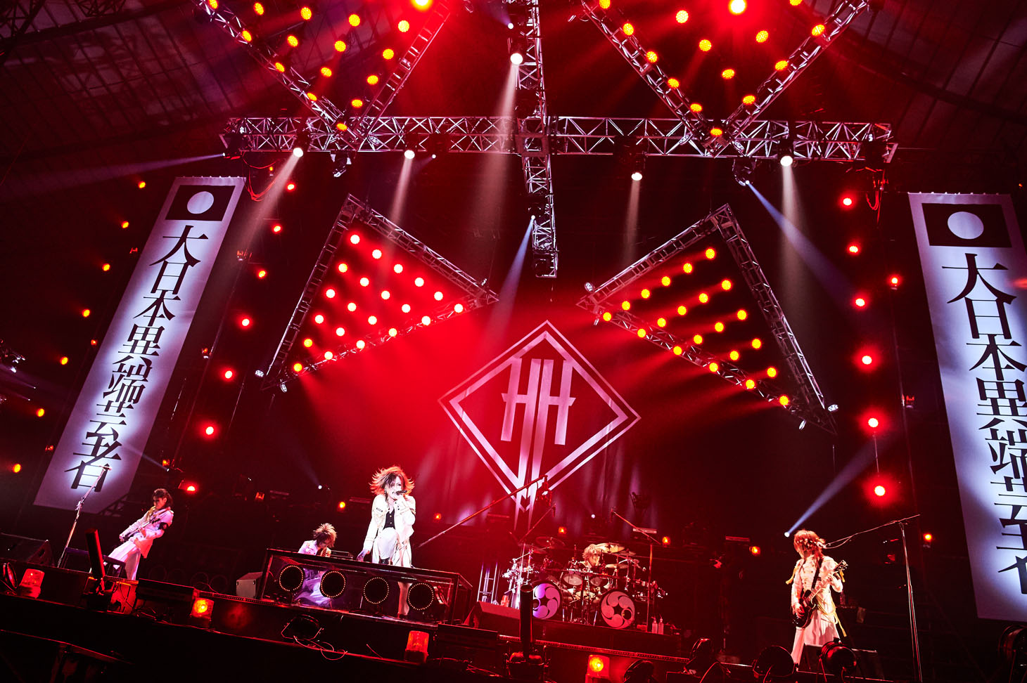 the GazettE「十五周年記念公演　大日本異端芸者『暴動区　愚鈍の桜』」の様子。（写真提供：Sony Music Records）