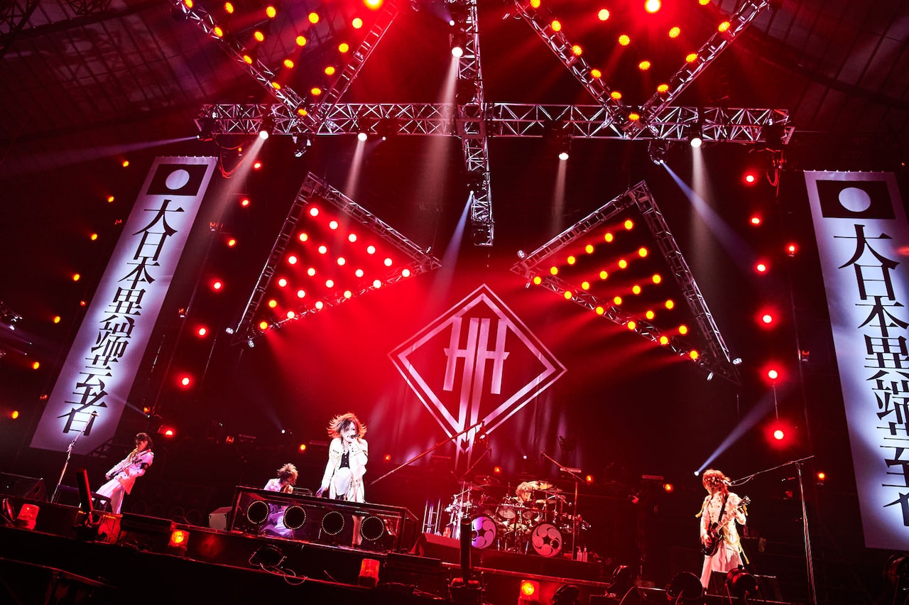 the GazettE「十五周年記念公演　大日本異端芸者『暴動区　愚鈍の桜』」の様子。（写真提供：Sony Music Records）