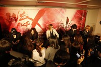 「『WE ARE X』オリジナル・サウンドトラック大ヒット記念 X JAPAN 緊急プレミアム・サイン会」の様子。（Photo by Yoshika Horita）