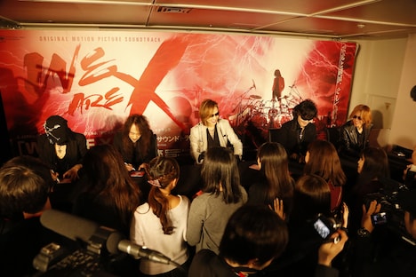 「『WE ARE X』オリジナル・サウンドトラック大ヒット記念 X JAPAN 緊急プレミアム・サイン会」の様子。（Photo by Yoshika Horita）
