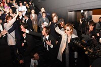 ファンに手を振るYOSHIKI。