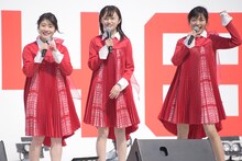 左から加藤美南、中井りか、北原里英。