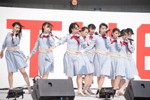 荻野由佳がセンターを務める「出陣」を披露するNGT48。