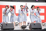 本間日陽がセンターを務める「純情よろしく」を披露するNGT48。