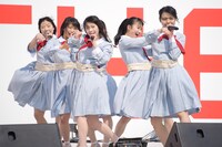 本間日陽がセンターを務める「純情よろしく」を披露するNGT48。