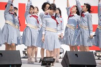 加藤美南と高倉萌香がダブルセンターを務める「暗闇求む」を披露するNGT48。