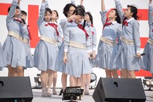 加藤美南と高倉萌香がダブルセンターを務める「暗闇求む」を披露するNGT48。