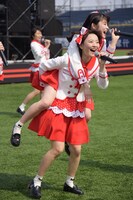 本間日陽をおんぶする太野彩香。