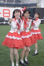 左から中井りか、本間日陽、佐藤杏樹。