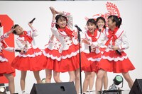 「ヘビーローテーション」を歌うNGT48。