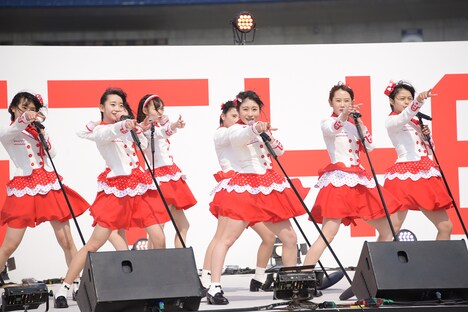 「ヘビーローテーション」を歌うNGT48。