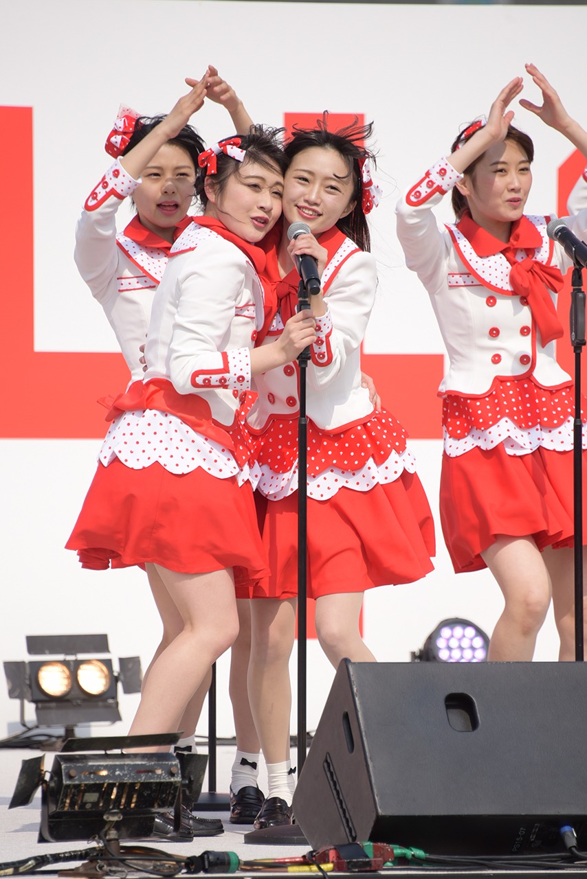 「ヘビーローテーション」を歌う加藤美南（左）と中井りか（右）。