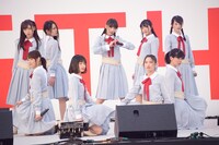 荻野由佳がセンターを務める「出陣」を披露するNGT48。