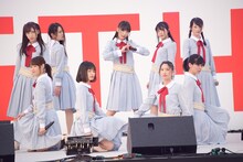 荻野由佳がセンターを務める「出陣」を披露するNGT48。