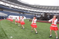 グラウンドに降りてパフォーマンスを繰り広げるNGT48。