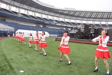 グラウンドに降りてパフォーマンスを繰り広げるNGT48。