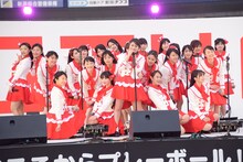 「ヘビーローテーション」を歌うNGT48。