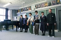 田原中学校の生徒たちと合唱するさくらしめじ。