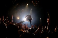 観客の上に立つヤマサキセイヤ（キュウソネコカミ）（photo by Viola Kam［V‘z Twinkle］）