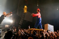 観客の上に立つヤマサキセイヤ（キュウソネコカミ）（photo by Viola Kam［V‘z Twinkle］）