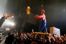 観客の上に立つヤマサキセイヤ（キュウソネコカミ）（photo by Viola Kam［V‘z Twinkle］）