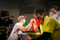 アンドレさん（左）と腕相撲をするユースケ（右）。（撮影：米山三郎[SignaL]）