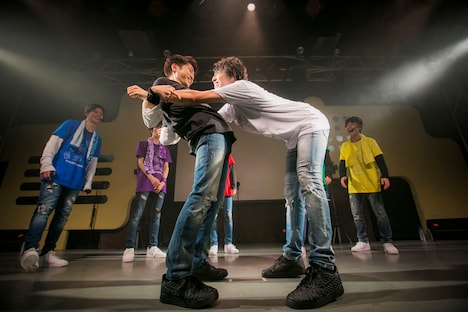 手押し相撲のデモンストレーションをするコーイチとタカシ。（撮影：米山三郎[SignaL]）