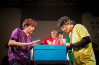 紙相撲のデモンストレーションをするリョウガとユースケ。（撮影：米山三郎[SignaL]）