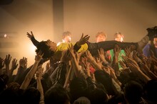 フロアにダイブしたユースケ。（撮影：米山三郎[SignaL]）