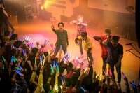 フロアを煽るダンサーの5人。（撮影：米山三郎[SignaL]）