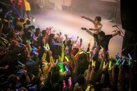 フロアを煽るボーカルの2人。（撮影：米山三郎[SignaL]）