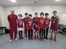 川崎ブレイブサンダースの選手たちとsumika。